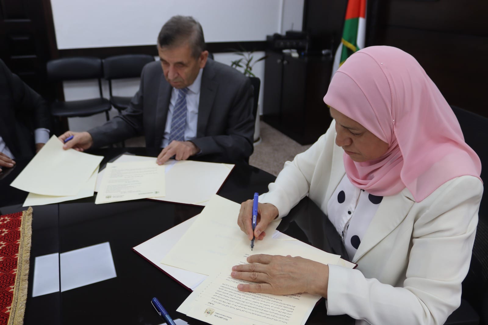 وزارة شؤون المرأة ومركز علاج وتأهيل ضحايا التعذيب يوقعان مذكرة تعاون
